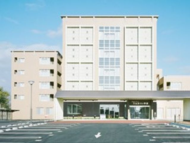 施設の外観 外観   青空の下に、すっきりした外観が広がっています。正面に出入口があり、来訪しやすい印象です。