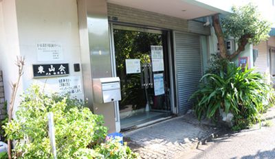 緑に囲まれたエントランス