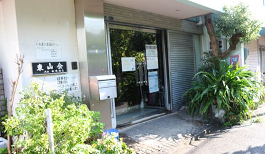 緑に囲まれたエントランス