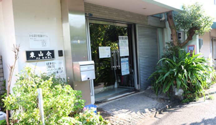 緑に囲まれたエントランス