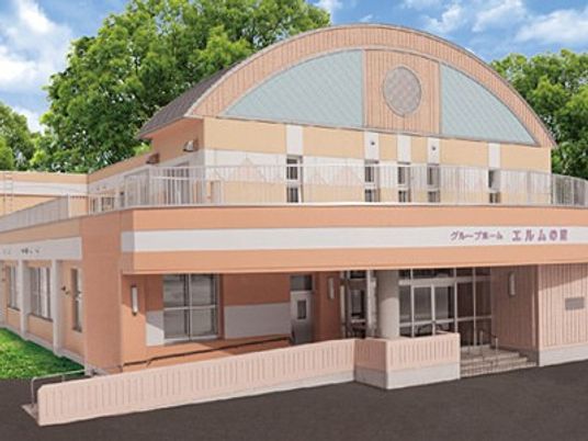 ピーチ色の建物外観  