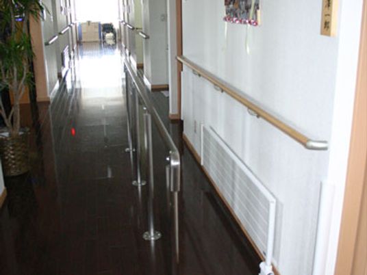 清潔感あるデザインの廊下