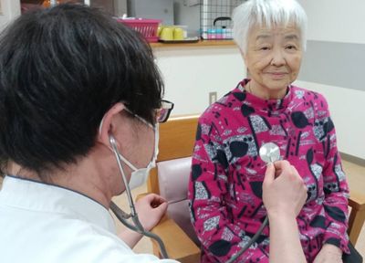 優しい笑顔で接する介護職