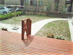 木製デッキのある中庭