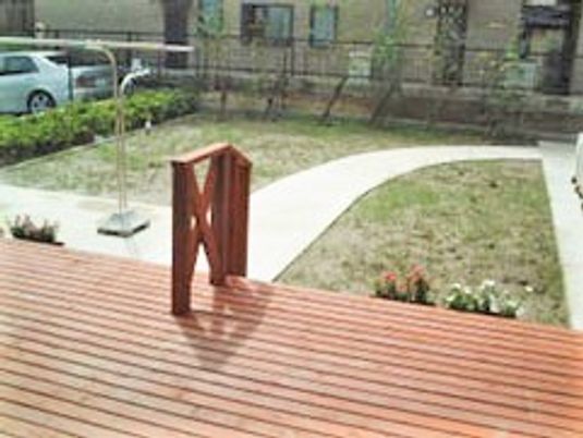 清潔感のある木製デッキ中庭
