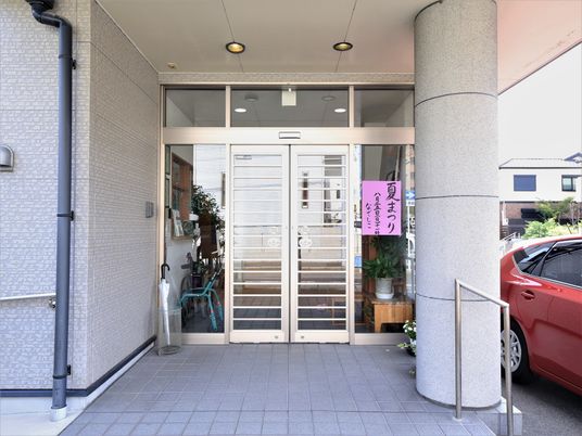 エントランスの清潔な外観