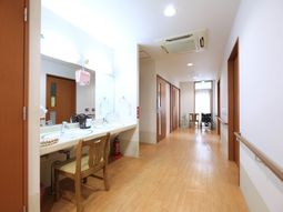 明るい廊下と洗面台