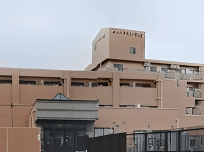 多階層のベージュ建物