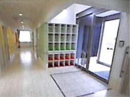 明るい廊下の風景