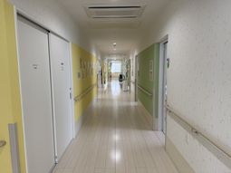 光が差し込む廊下