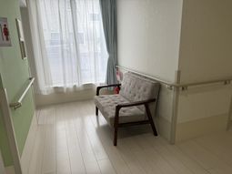 廊下に置かれた椅子