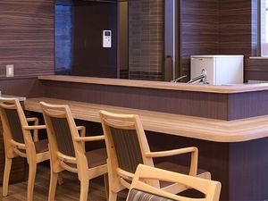 木目調のカウンターがある食堂  