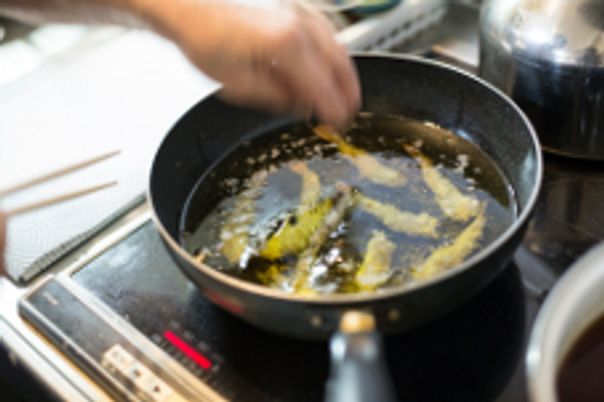 手作り料理をする風景