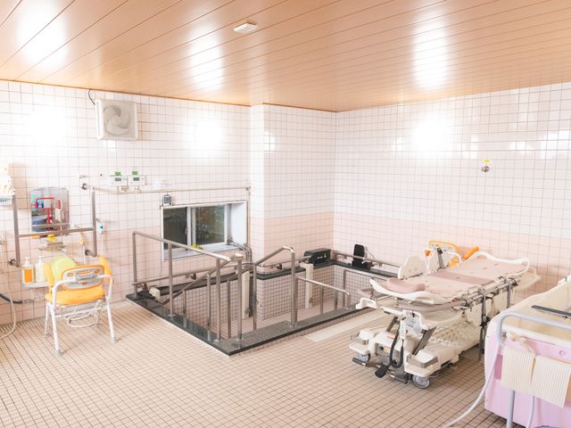 ゆったりとした浴室 浴室 広々とした設計の浴室です。手すりや座席が設置されており、安心してご入浴いただけます。
