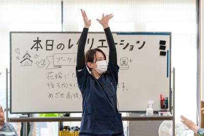 レクリエーション中のスタッフ