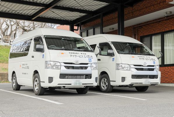 送迎車が並ぶ駐車場