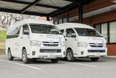 送迎車が並ぶ駐車場