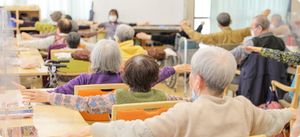 機能訓練中の高齢者