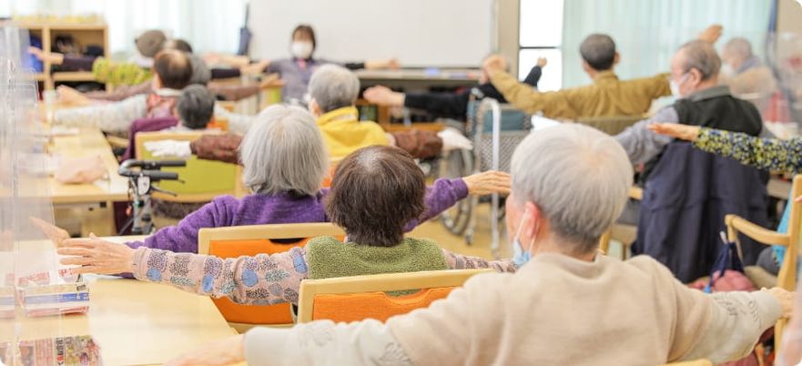 機能訓練中の高齢者