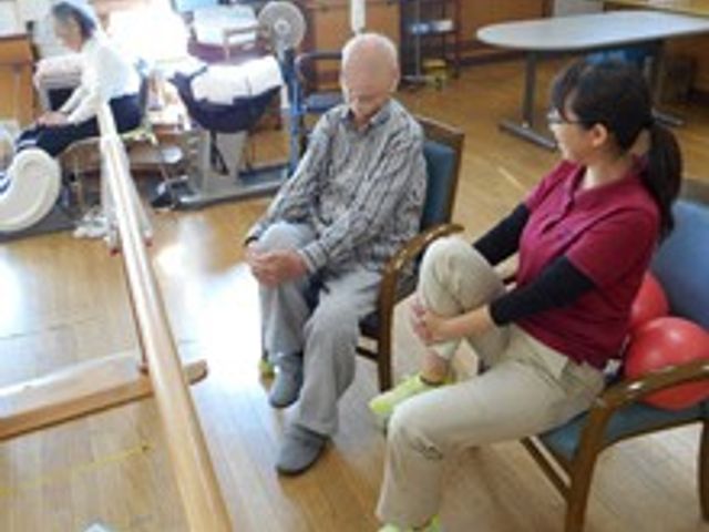 トレーニングを行う部屋 機能訓練室 広々とした空間で専門スタッフがサポートを行い、安全にトレーニングを進められます。リラックスできる雰囲気です。