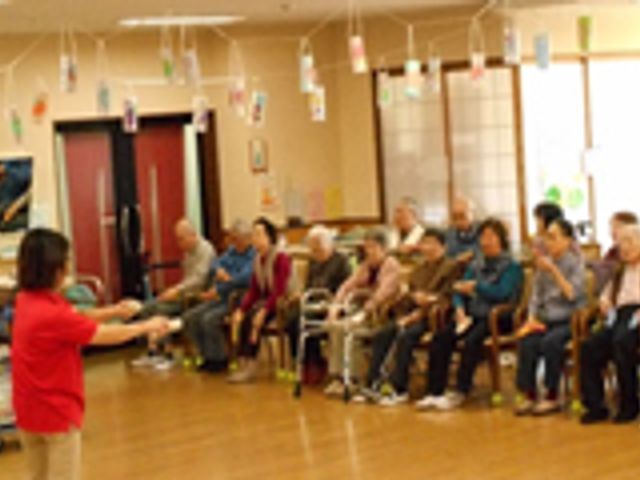 穏やかなレクリエーション風景 多目的室 和やかに集うレクリエーションの様子です。椅子に座ったままでの参加が可能で、コミュニケーションの場として適しています。
