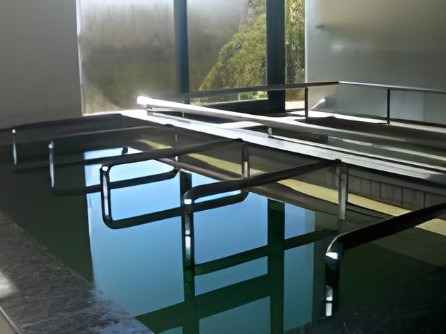 手すり付きの明るい浴室 浴室 ゆったりとした浴室には手すりが設置され、安全にご利用いただけるようになっています。明るい窓辺が気持ちをリフレッシュさせます。