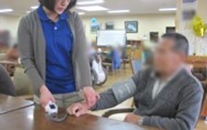 健康チェックが行われる様子の室内
