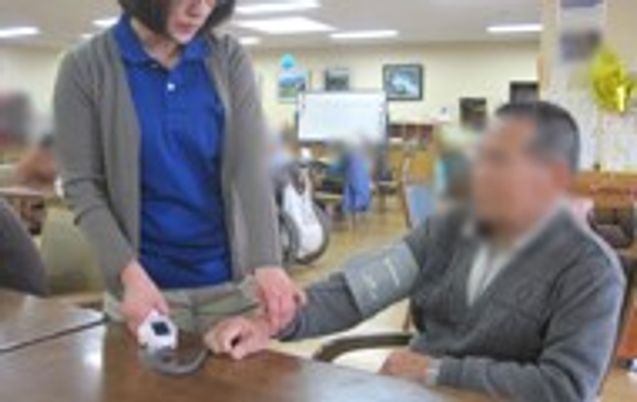 健康チェックが行われる様子の室内