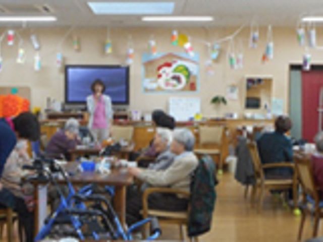 共有スペースでの憩い時 ラウンジ 見守りスタッフが立つ広々としたラウンジです。ゆったりとした椅子が並び、交流の場としてご利用いただけます。