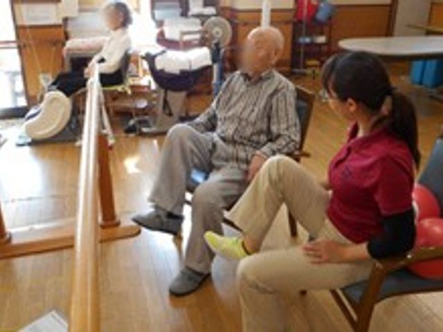 機能訓練室 機能訓練室 明るい空間で、リハビリのサポートや交流ができる場所です。安全に配慮した施設設計になっています。