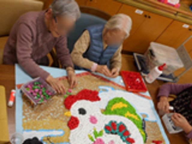 楽しげな手芸活動の場 多目的室 手芸で彩る賑やかな空間。ご利用の方々が共同で作業をお楽しみになっていらっしゃいます。
