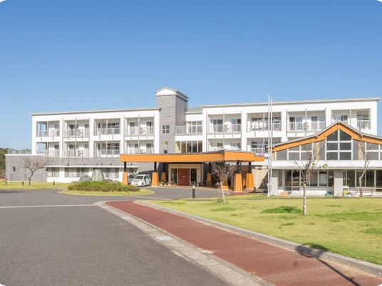 明るい外観の施設  
