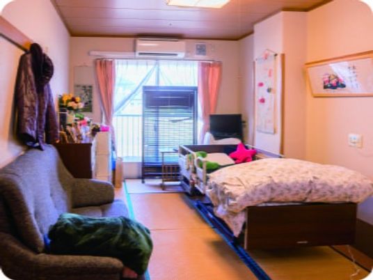 明るい個室の居室  