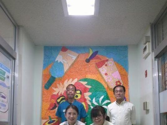 スタッフ4人の廊下  