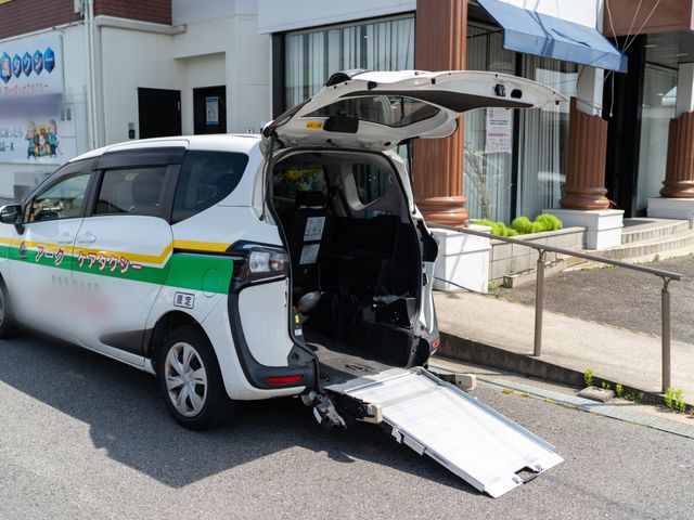 リフト付き車 外観 リフト付きの車両が整備されており、通所者の移動を快適にサポートします。