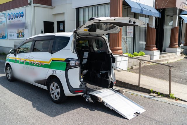 リフト付き車 外観 リフト付きの車両が整備されており、通所者の移動を快適にサポートします。