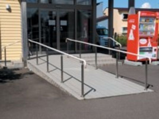 エントランスのスロープ設備