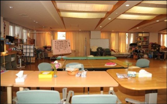 自然光が入る多目的室