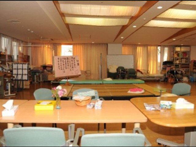 自然光が入る多目的室 多目的室 広々とした明るい空間で、さまざまな活動が可能です。テーブルや椅子があり、快適に過ごせます。
