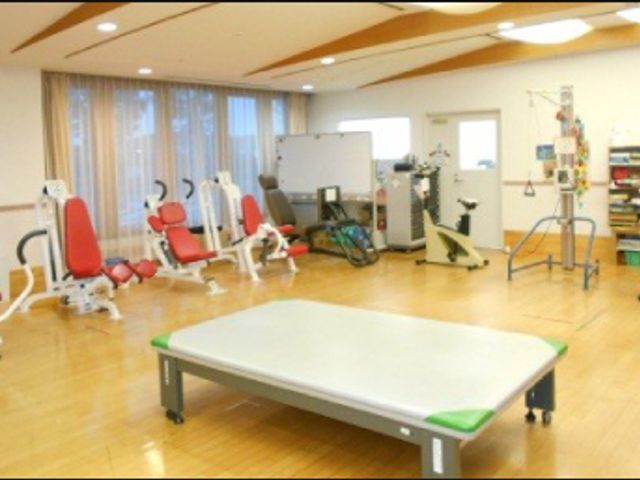 運動設備が充実した部屋 機能訓練室 広々とした機能訓練室には、明るい自然光が入り、快適にトレーニングが行えます。