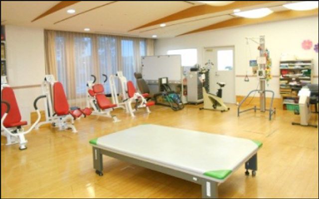 運動設備が充実した部屋 機能訓練室 広々とした機能訓練室には、明るい自然光が入り、快適にトレーニングが行えます。