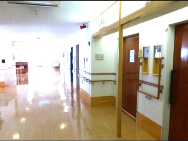 長い廊下 廊下 明るく広々とした空間です。手すりが設置されており、安心して移動ができます。