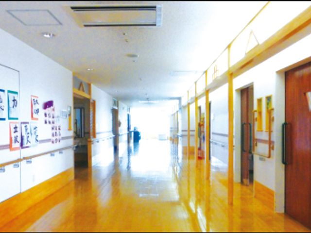 長い廊下 廊下 明るく広々とした廊下です。掲示物があり、情報共有がしやすい環境になっています。