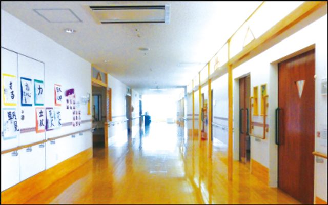 長い廊下 廊下 明るく広々とした廊下です。掲示物があり、情報共有がしやすい環境になっています。