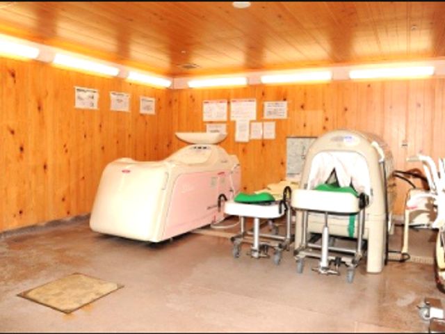 木目調の機能訓練室 機能訓練室 温かみのある木目調の室内で、快適に過ごせます。機能訓練に適した設備が整っています。