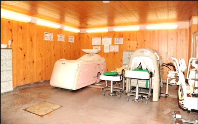 木目調の機能訓練室 機能訓練室 温かみのある木目調の室内で、快適に過ごせます。機能訓練に適した設備が整っています。