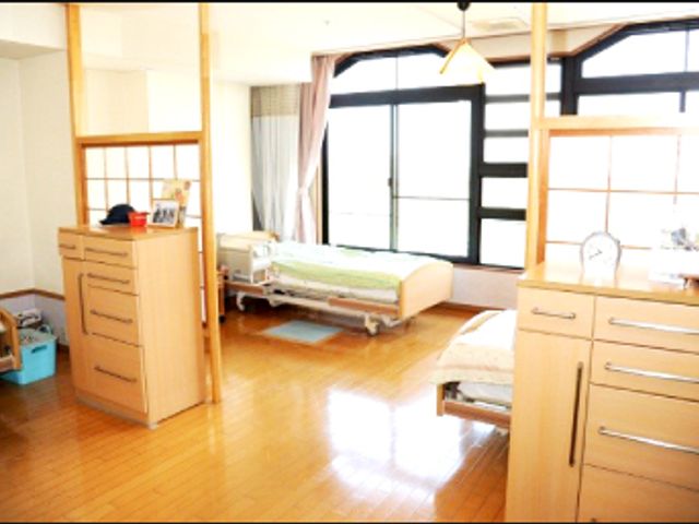 自然光が入る居室 居室 広々とした居室からは、自然光がたっぷり差し込む明るい空間が広がります。
