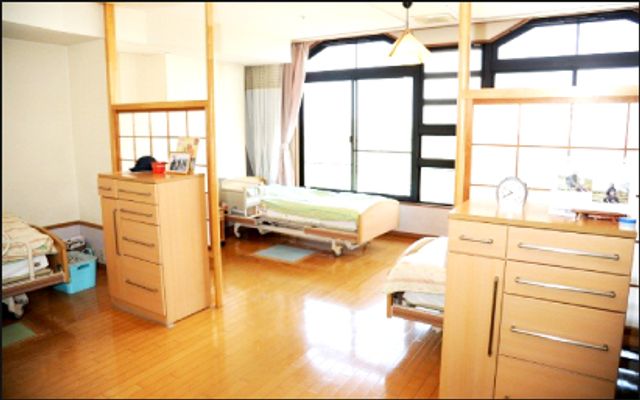 自然光が入る居室 居室 広々とした居室からは、自然光がたっぷり差し込む明るい空間が広がります。