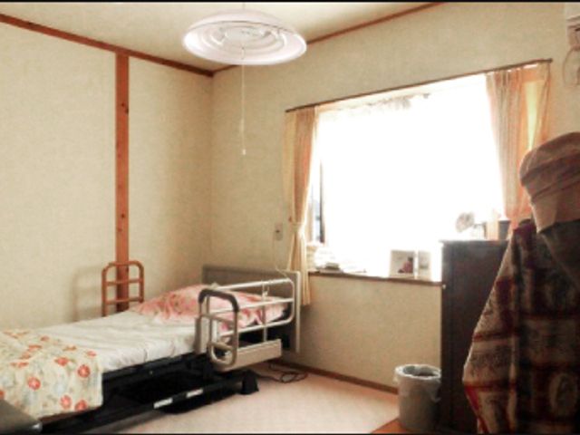 明るい室内の居室 居室 自然光が差し込む居心地の良い居室です。落ち着いた空間で、快適に過ごせます。
