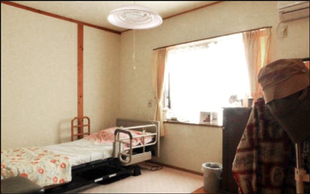 明るい室内の居室 居室 自然光が差し込む居心地の良い居室です。落ち着いた空間で、快適に過ごせます。